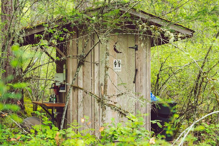 Toilettenhäuschen in der Natur