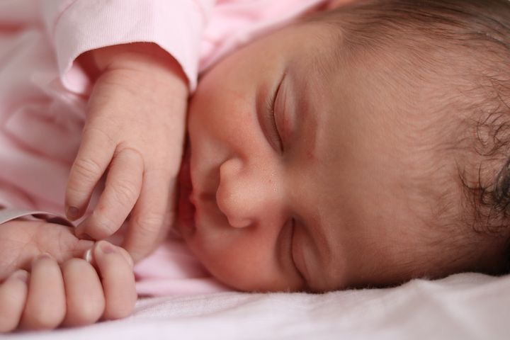 Neugeborenes schläft