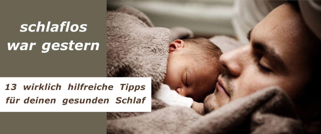 Mann schläft mit Baby im Arm