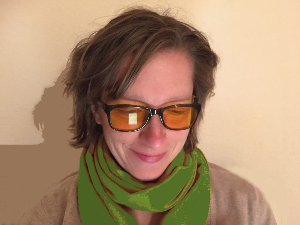 Frau trägt Blaufilterbrille