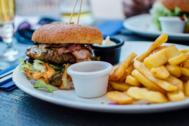 Ballaststoffarmes Essen fördert die Entstehung eines Biofilms im Darm.